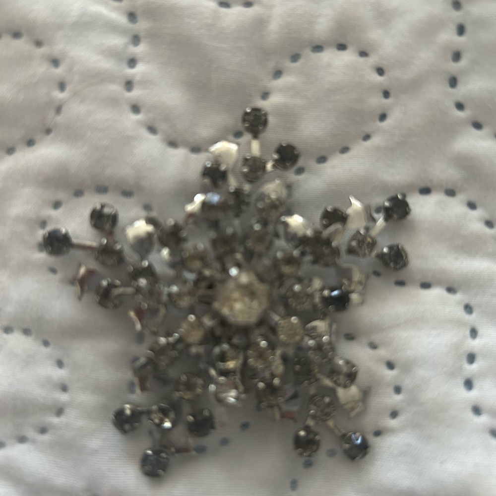 Vintage Silvertone Star Shaped Brooch With Rhinestones